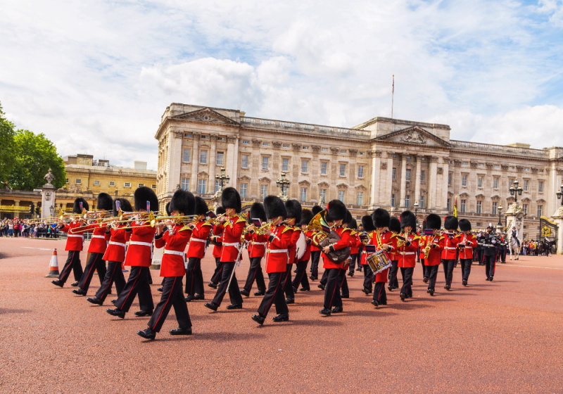 buckingham palace and the changing of the guard