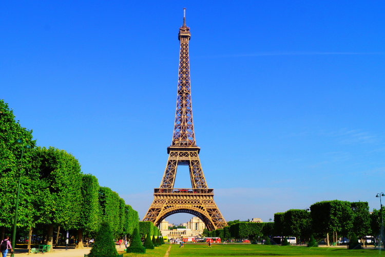 eiffel tower in paris