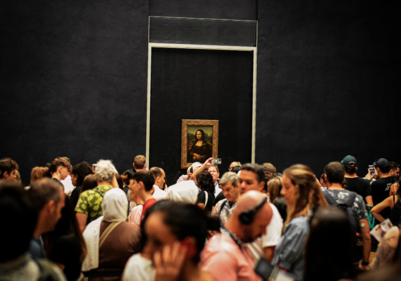 mona lisa in louvre museum paris