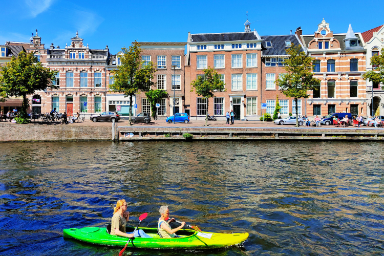 paddleboarding in canal amsterdam