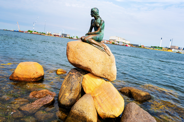 the little mermaid statue in copenhagen